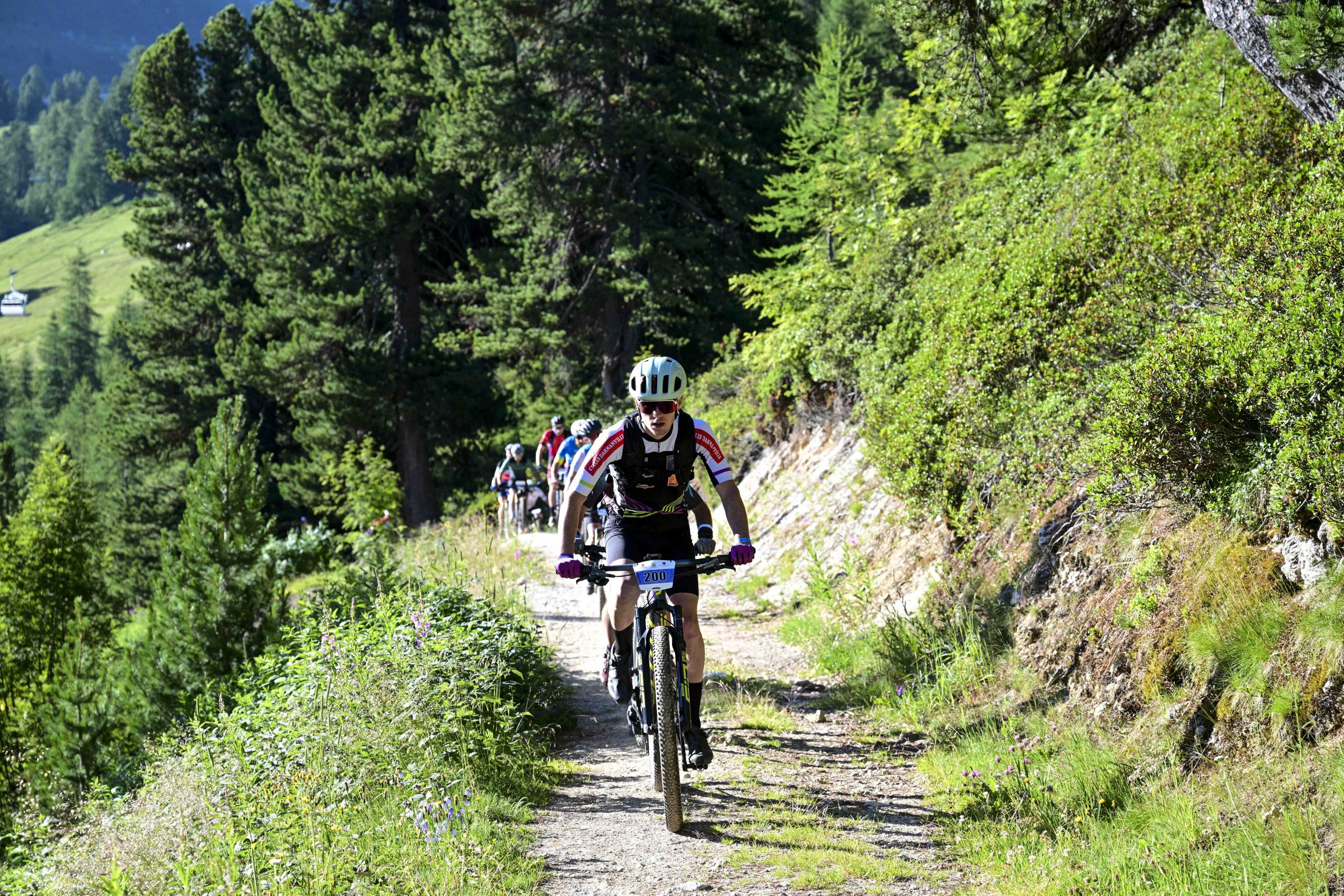 Double8 VTT groupe de vététistes roulant sur une crête au coucher du soleil